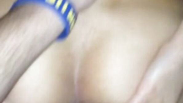 寝室で犯された腰の周りの青いリボンを持つ痴女の女の子 女性 オナニー 用 動画
